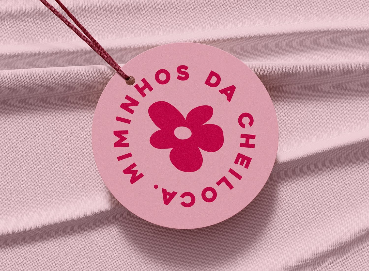 Round pink hang tag with the circular Miminhos da Cheiloca mark
